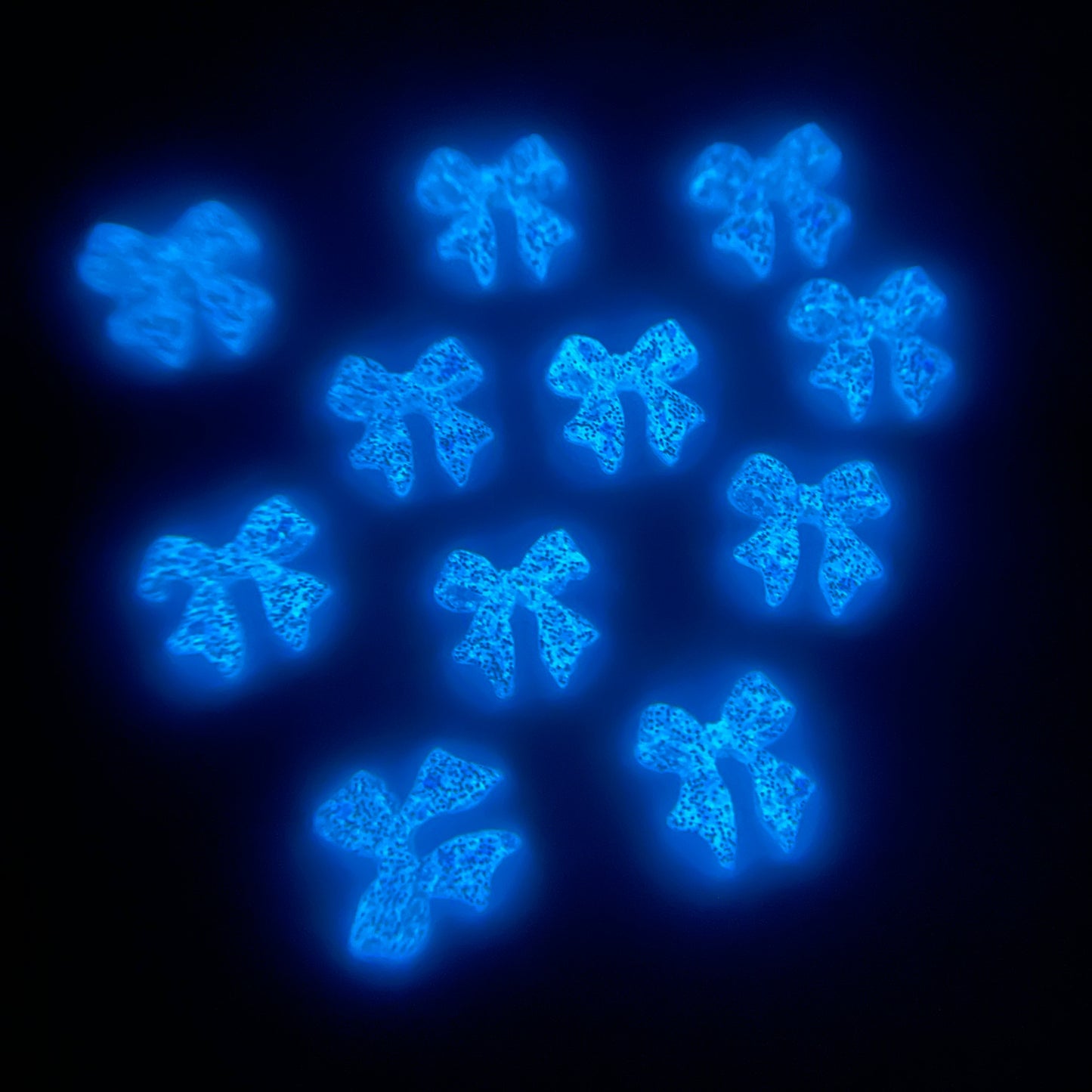 LUMINOUS RIBBON CHARMS